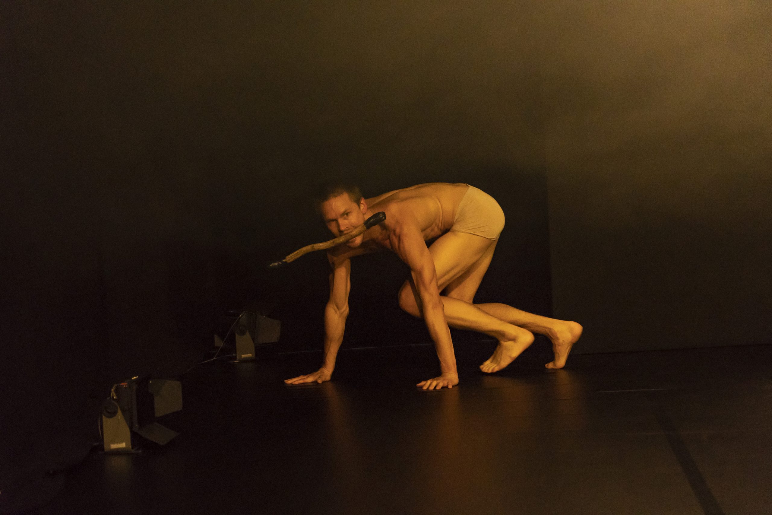 FÜSSE HOCH ODER ICH SCHIESSE! • Nils Löfke